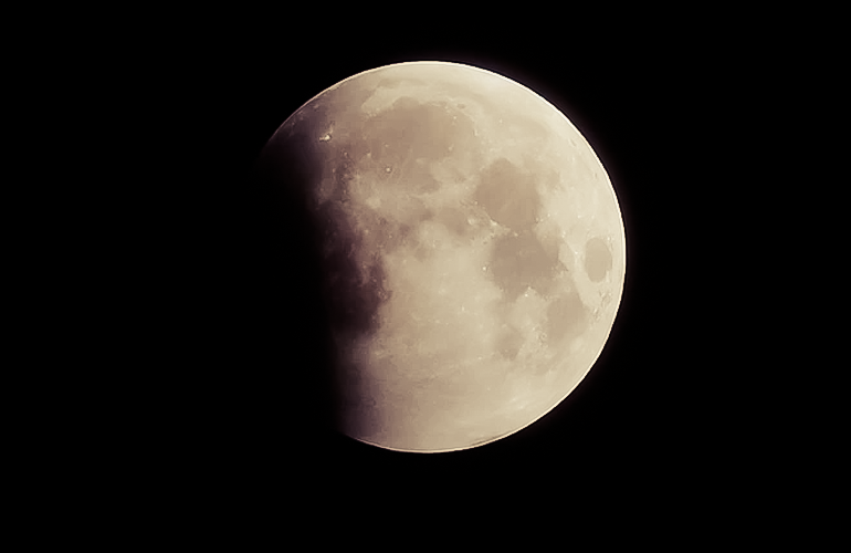 Nguyệt thực bắt đầu với sự che phủ một phần của mặt trăng, được nhìn thấy ở Santa Monica, California.