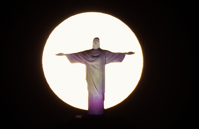 Mặt trăng tỏa sáng phía sau Chúa Cứu thế ở Rio de Janeiro, Brazil.