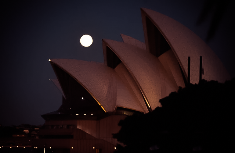 Blood Moon - Siêu trăng máu mọc trên Nhà hát Opera Sydney ở Úc.
