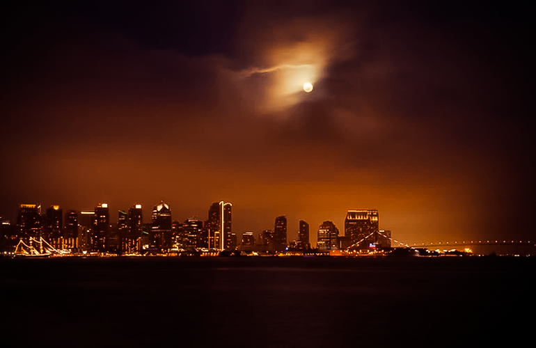 Mặt trăng bị cho mờ bởi những đám mây thấp phía trên thành phố San Diego, California