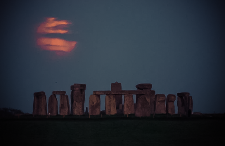 Mặt trăng hiện diện đầy ma quái trên vòng tròn đá Stonehenge ở Wiltshire.